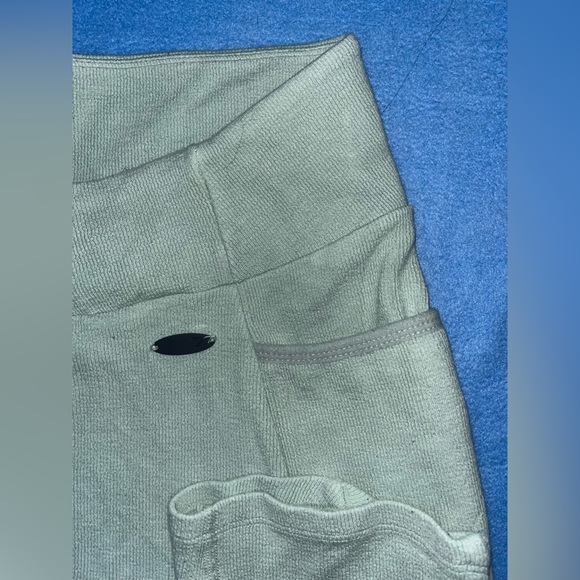 Gymshark Crossover Capris (Medium) - Picture 3 of 6